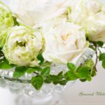 Sur La Neige Roses in the glass vase. 花瓶に活けた白バラのシューラネージュ